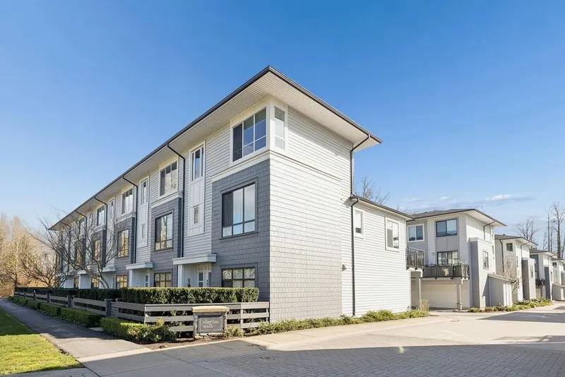 701 18505 LAURENSEN PLACE - photo 2 of 25