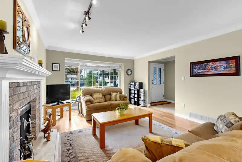15929 88A AVENUE - photo 3 of 29