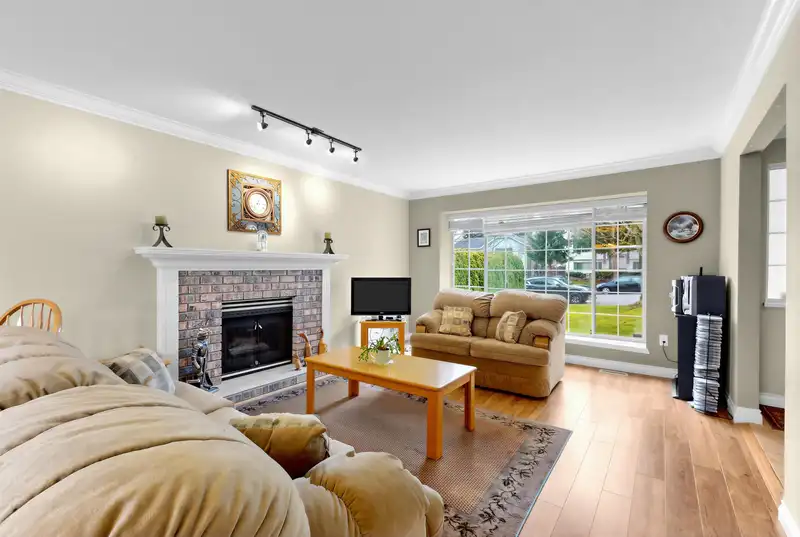 15929 88A AVENUE - photo 4 of 29