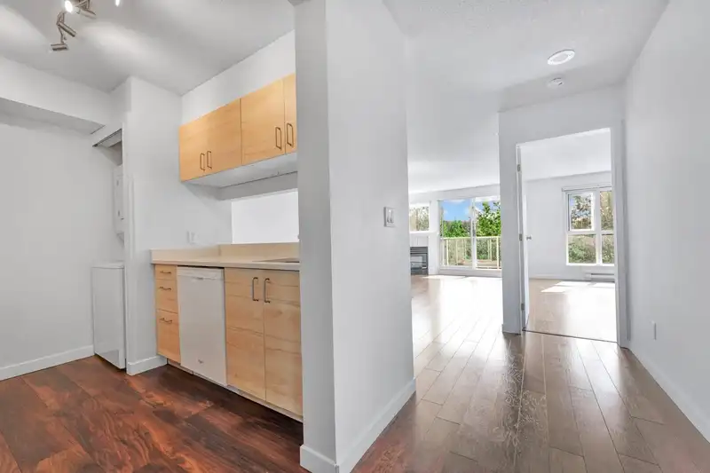 803 9830 WHALLEY BOULEVARD - photo 3 of 31