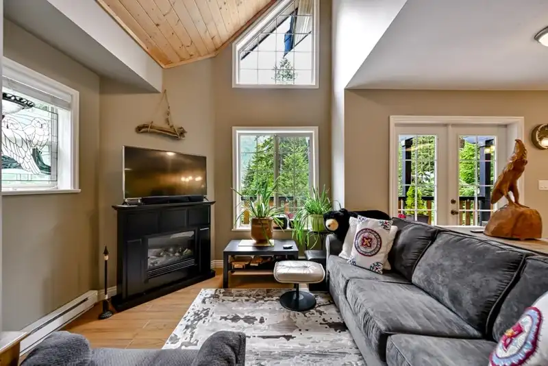 14883 PARKWOOD STREET - photo 4 of 40