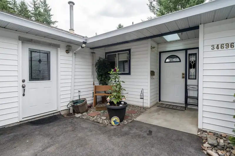 34696 LABURNUM AVENUE - photo 2 of 38