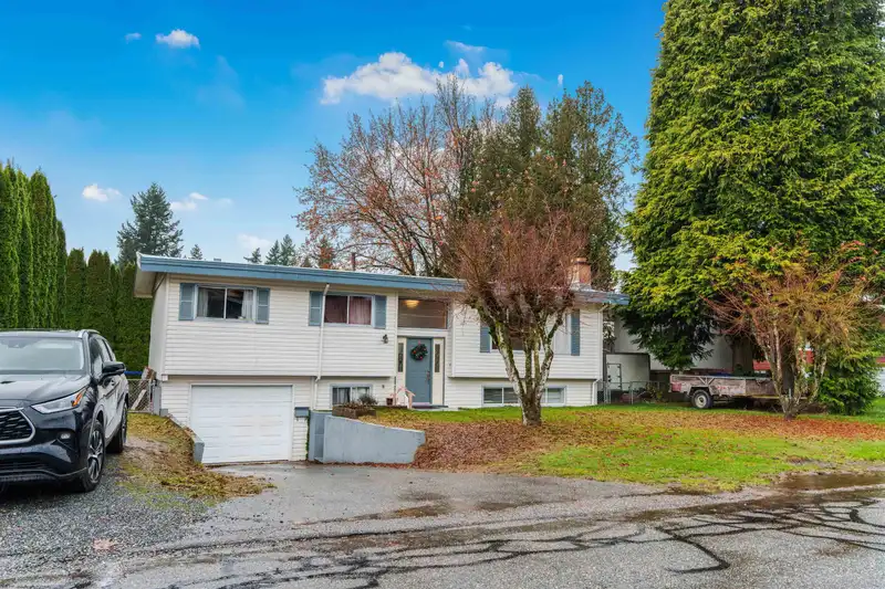 2175 LYNDEN STREET - photo 3 of 28