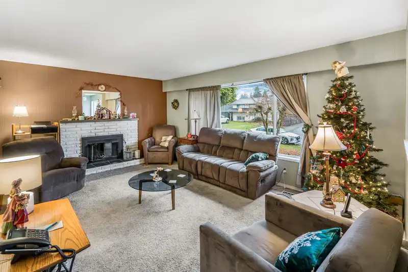 2175 LYNDEN STREET - photo 4 of 28