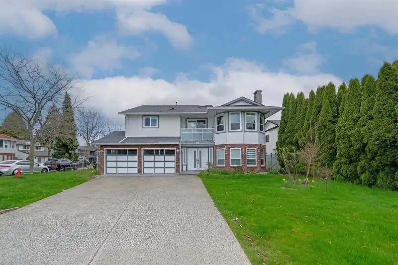 9482 153 STREET - photo 2 of 36