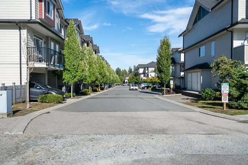 27 13898 64 AVENUE - photo 1 of 39