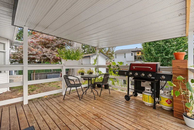 15646 96 AVENUE - photo 3 of 25