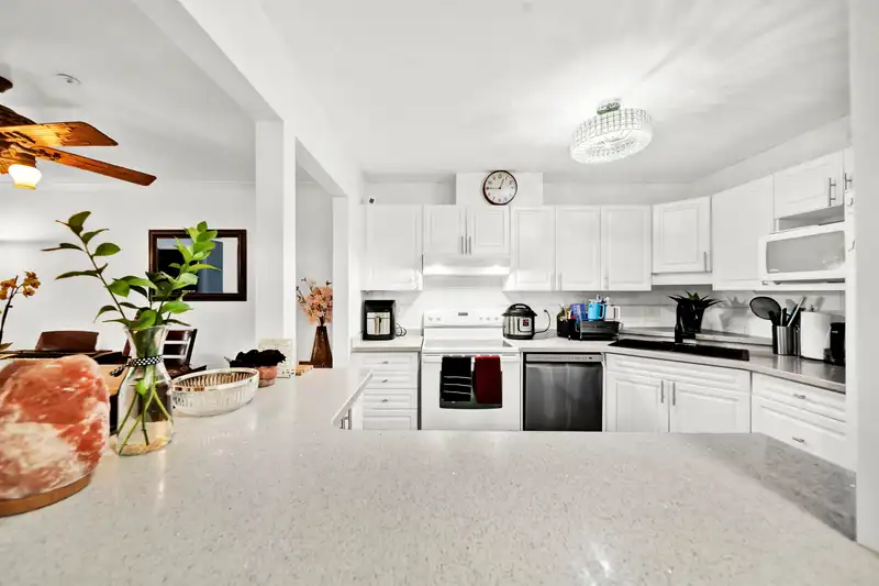 215 9626 148 STREET - photo 4 of 35