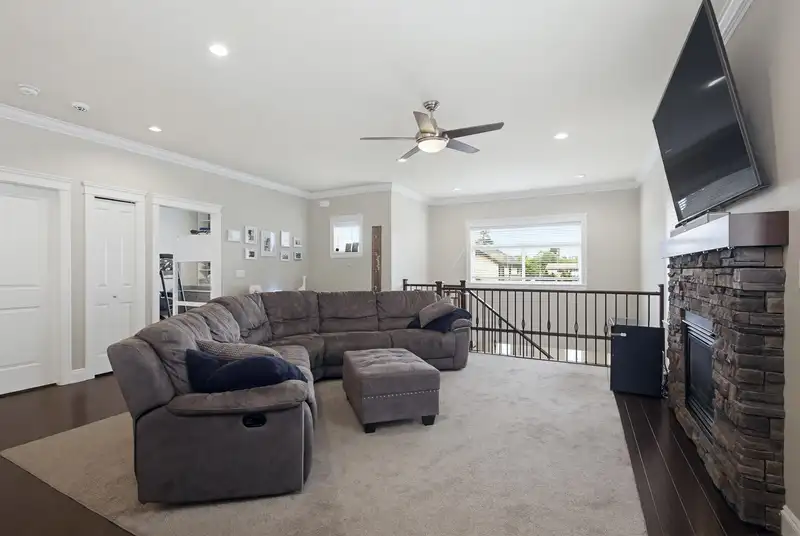 32901 SYLVIA AVENUE - photo 4 of 40
