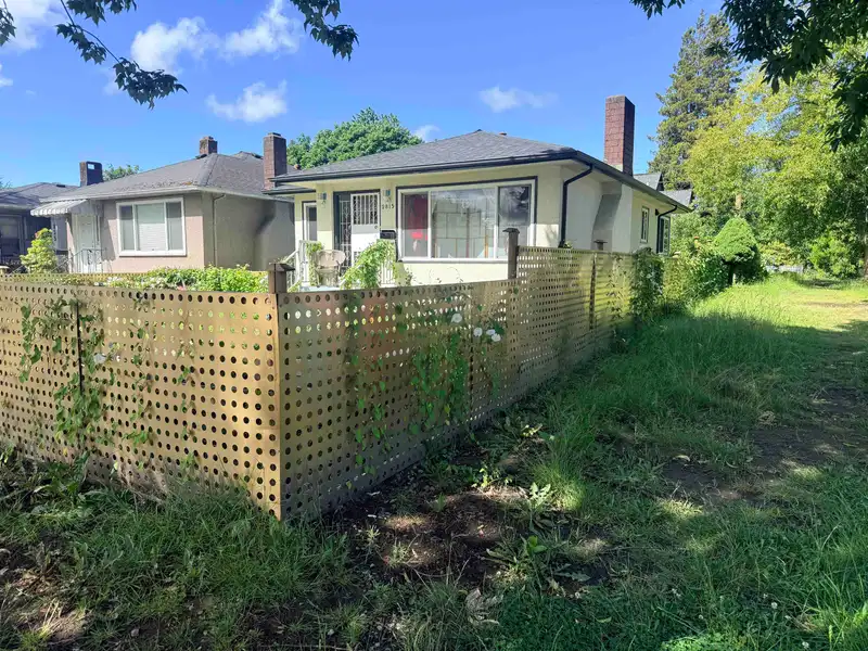 2815 NANAIMO STREET - photo 2 of 3