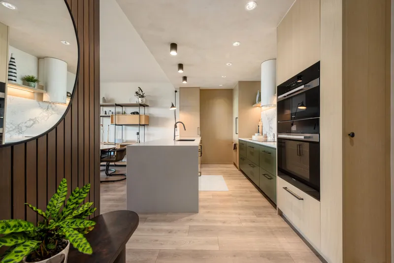 805 1616 COLUMBIA STREET - photo 2 of 25