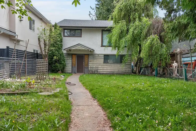 2112 E 46TH AVENUE - photo 2 of 19
