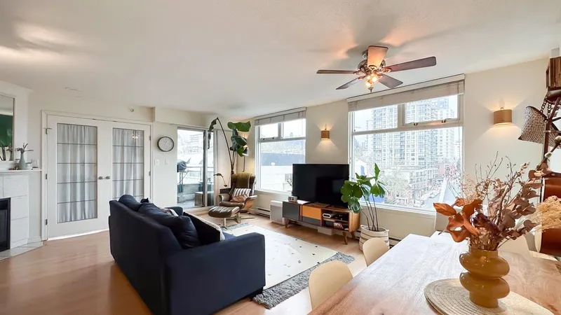 704 720 CARNARVON STREET - photo 1 of 25