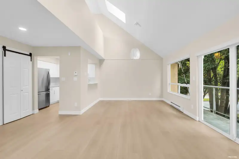 302 8600 WESTMINSTER HIGHWAY - photo 4 of 33