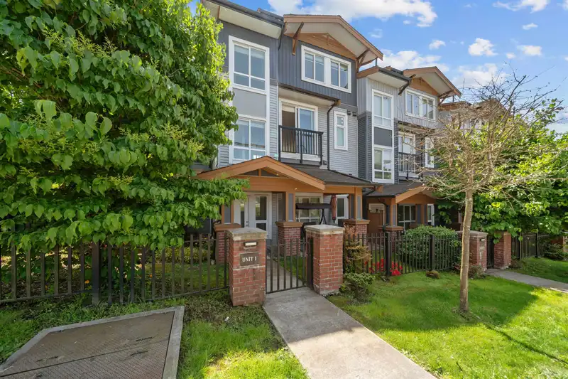 1 24086 104 AVENUE - photo 3 of 35