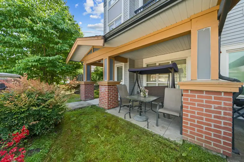 1 24086 104 AVENUE - photo 4 of 35