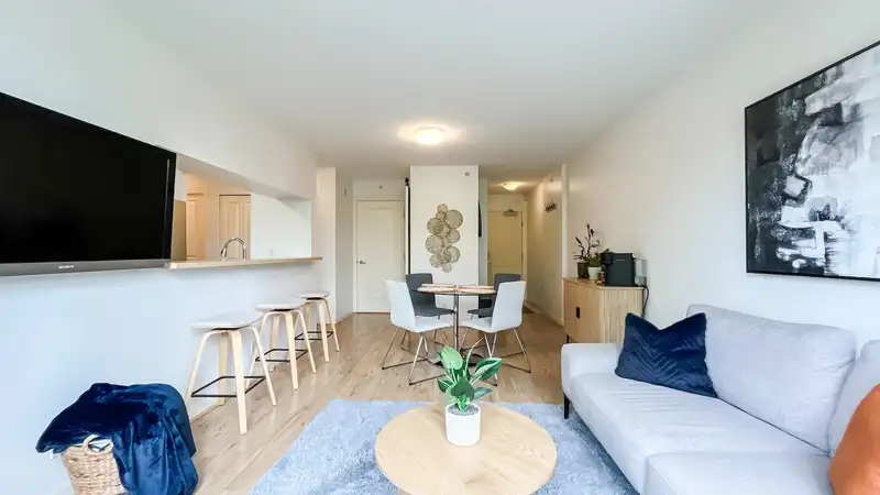 305 3638 VANNESS AVENUE - photo 4 of 25