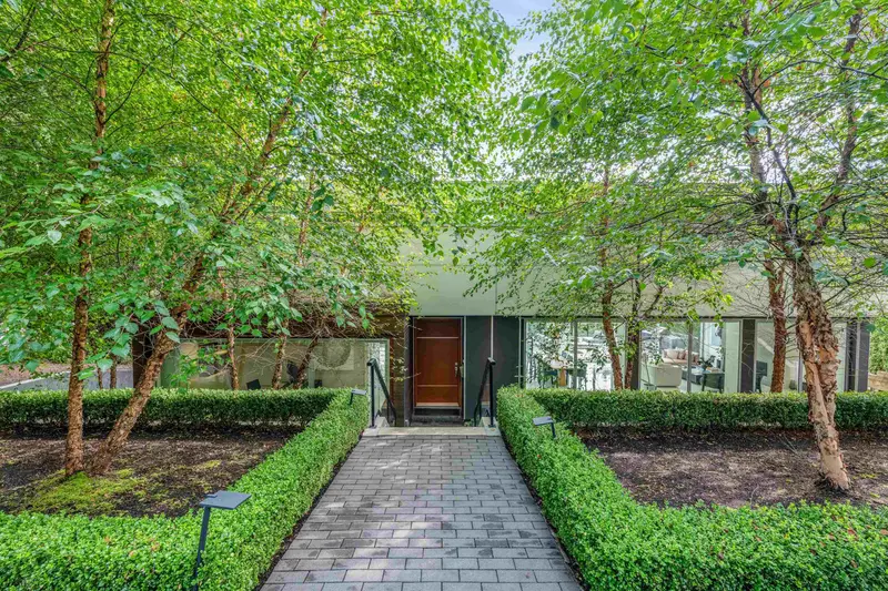 1360 QUEENS AVENUE - photo 2 of 22