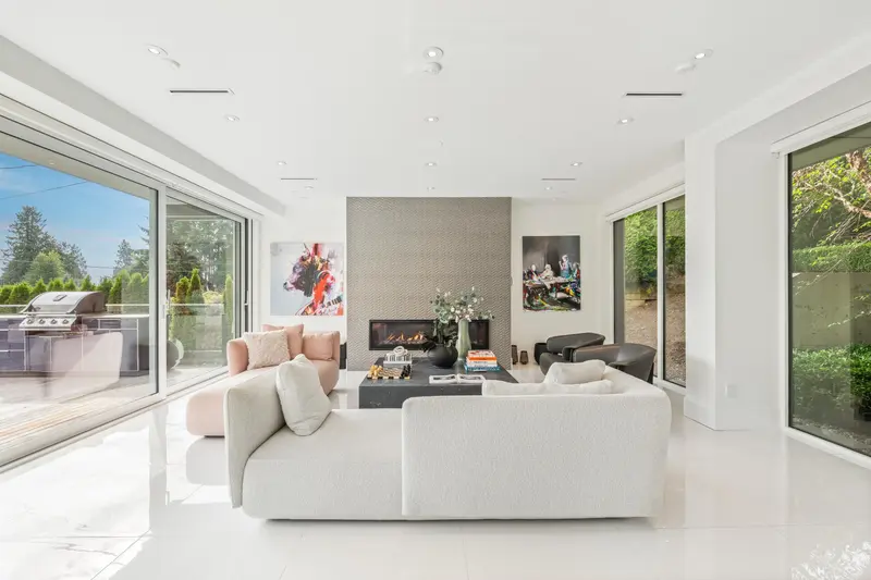 1360 QUEENS AVENUE - photo 4 of 22