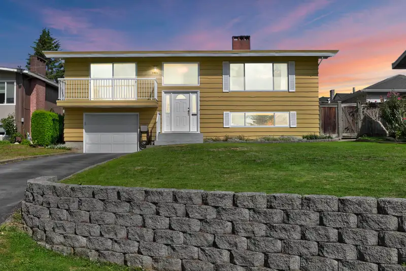 7061 PAULUS CRESCENT - photo 2 of 35
