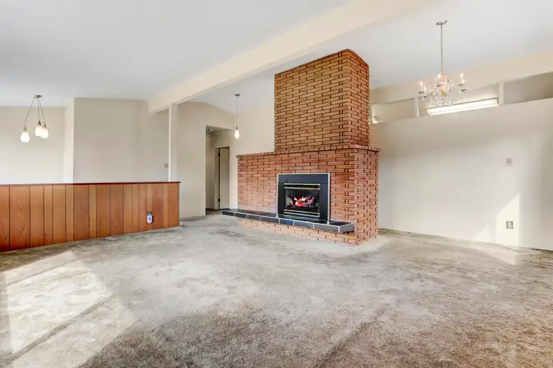 7061 PAULUS CRESCENT - photo 4 of 35