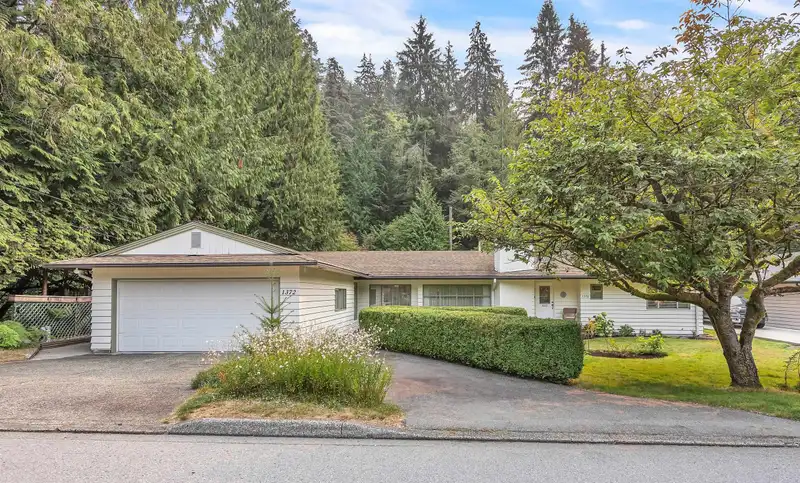 1372 RIVERSIDE DRIVE - photo 1 of 34
