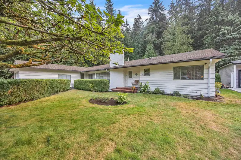 1372 RIVERSIDE DRIVE - photo 2 of 34