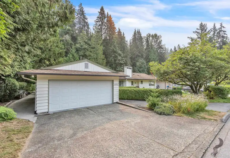1372 RIVERSIDE DRIVE - photo 3 of 34