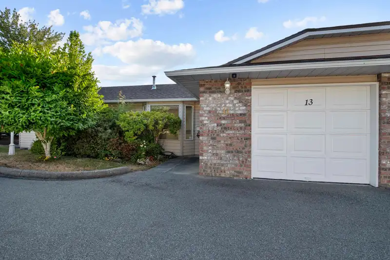 13 22308 124 AVENUE - photo 2 of 25