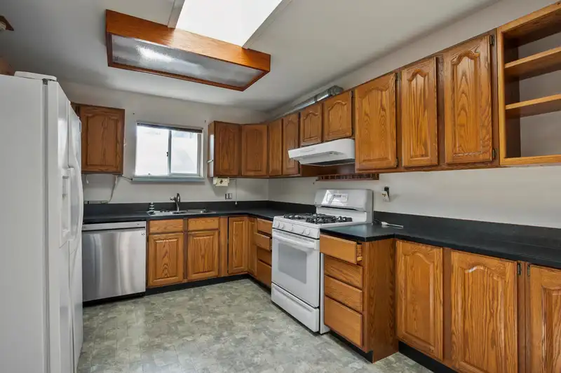 13 22308 124 AVENUE - photo 3 of 25
