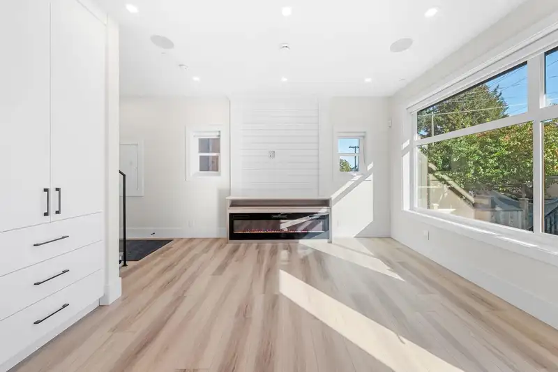 4318 NANAIMO STREET - photo 3 of 40