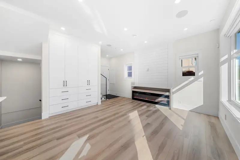 4318 NANAIMO STREET - photo 4 of 40
