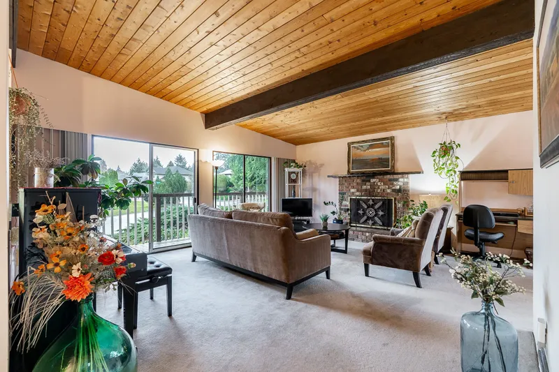 11148 84B AVENUE - photo 2 of 20