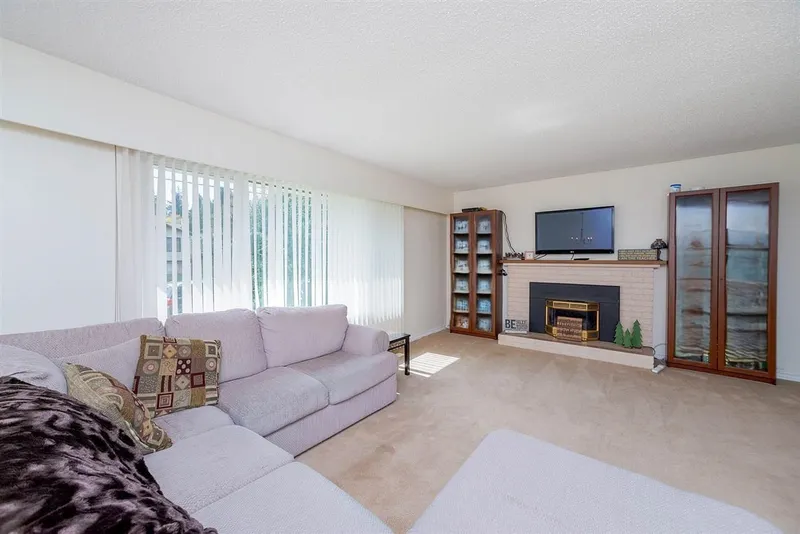 11781 71A AVENUE - photo 4 of 20