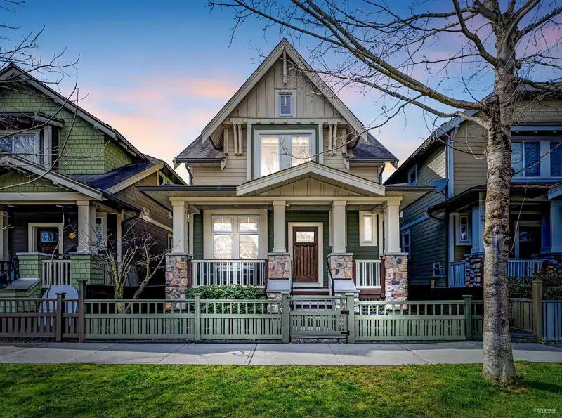 125 172A STREET - photo 1 of 40