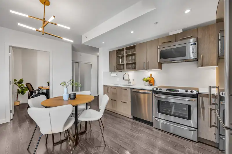 301 983 E HASTINGS STREET - photo 2 of 30