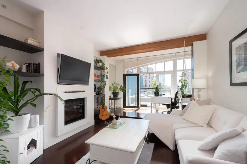 408 1275 HAMILTON STREET - photo 1 of 19