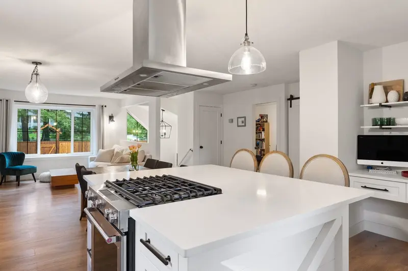 13482 16 AVENUE - photo 3 of 25