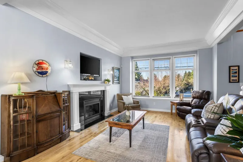 407 DELMONT STREET - photo 4 of 25