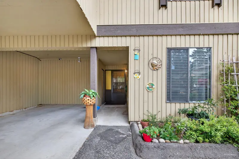 15 2998 MOUAT DRIVE - photo 3 of 24