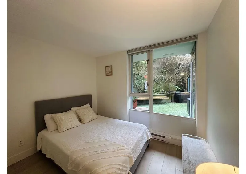 202 1033 MARINASIDE CRESCENT - photo 4 of 10