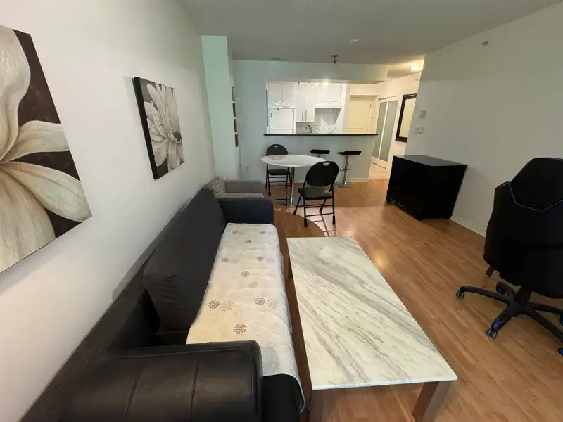 305 5639 HAMPTON PLACE - photo 3 of 17