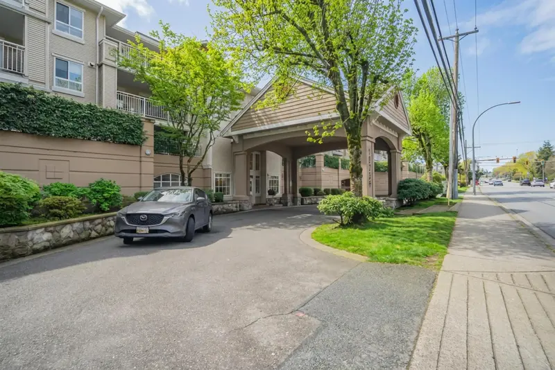 321 19750 64 AVENUE - photo 2 of 25