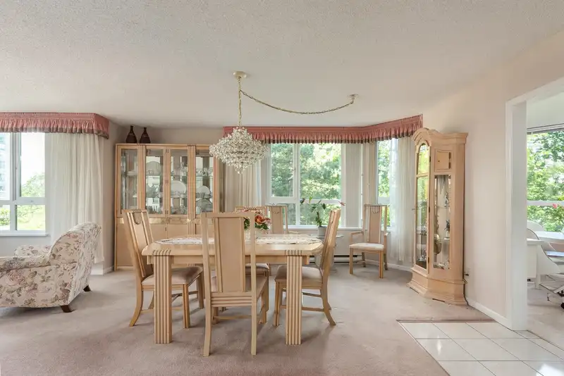 602 6152 KATHLEEN AVENUE - photo 4 of 36