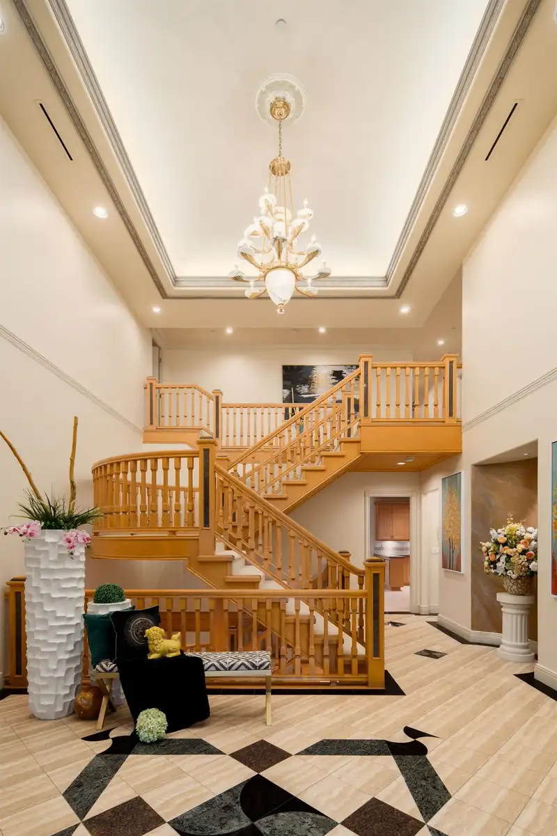 1233 LAURIER AVENUE - photo 3 of 40