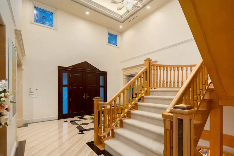 1233 LAURIER AVENUE - photo 4 of 40