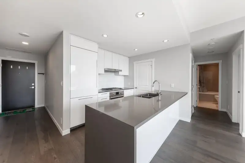 412 5687 GRAY AVENUE - photo 4 of 21
