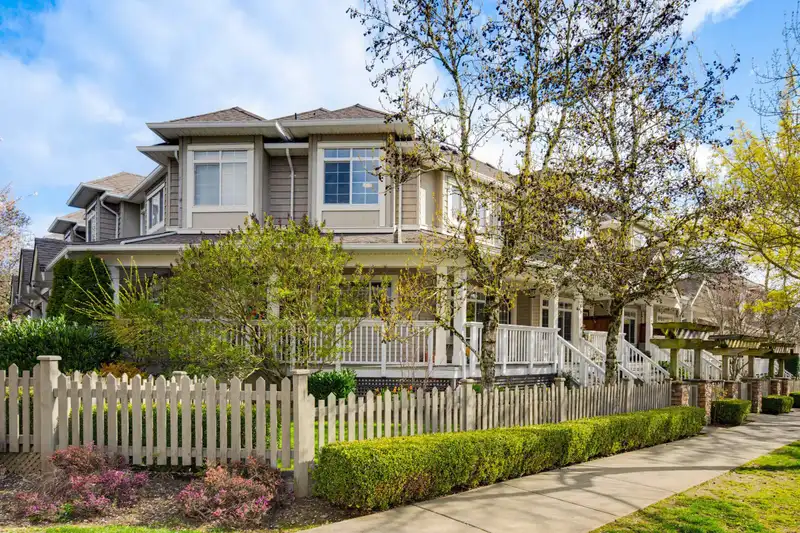 65 6852 193 STREET - photo 2 of 34