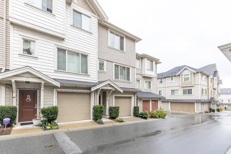 12 19097 64 AVENUE - photo 1 of 40