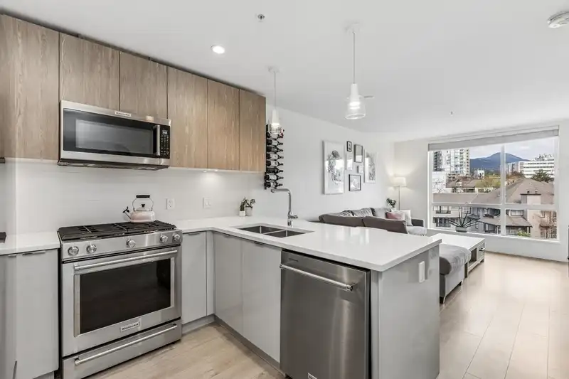 511 108 E 8TH STREET - photo 1 of 35